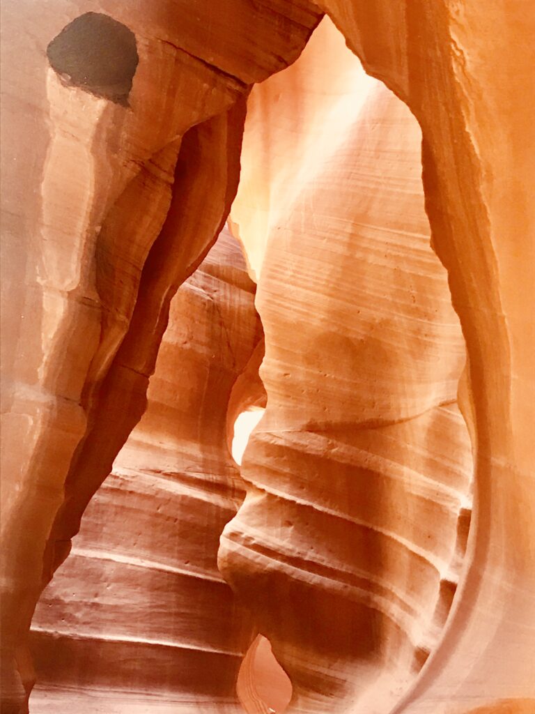 Antelope Canyon Se encuentra muy próximo a la localidad de Page y no se incluye dentro de la lista de los parques nacionales repartidos por todo el territorio de EEUU, a pesar de que en los cuatro estados antes referidos se localizan hasta 13 parques del total de 59 que se reflejan en el libro “National Parks. 100 TH Anniversary of the National Park Service”, lo que supone más del 20% del total.