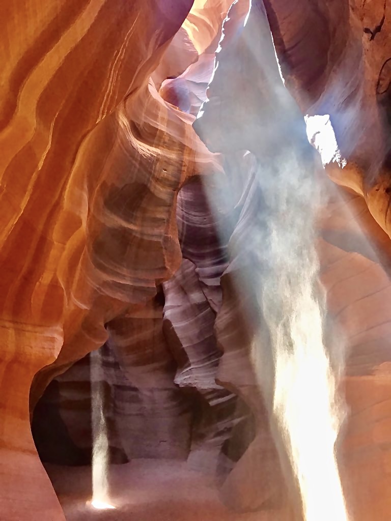 Antelope Canyon La luz natural se filtra en la serpenteante cámara del cañón, bañando las paredes y mostrando una variedad cromática de tonos ocres, anaranjados y en ocasiones púrpuras que no dejan indiferentes a ningún observador. 