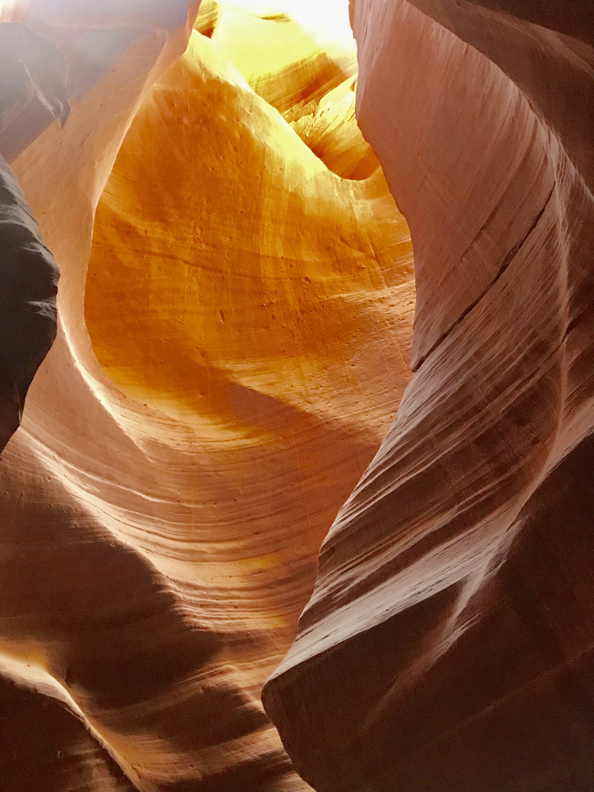 Antelope Canyon La luz natural se filtra en la serpenteante cámara del cañón, bañando las paredes y mostrando una variedad cromática de tonos ocres, anaranjados y en ocasiones púrpuras que no dejan indiferentes a ningún observador. 