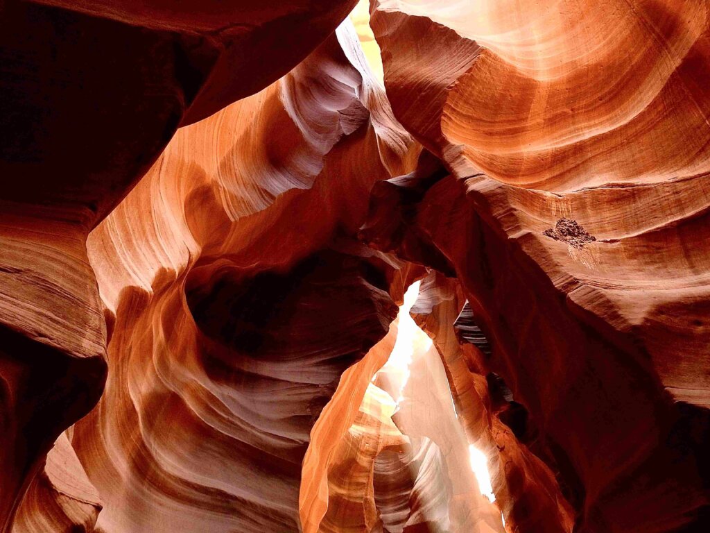 Antelope Canyon Se encuentra muy próximo a la localidad de Page y no se incluye dentro de la lista de los parques nacionales repartidos por todo el territorio de EEUU, a pesar de que en los cuatro estados antes referidos se localizan hasta 13 parques del total de 59 que se reflejan en el libro “National Parks. 100 TH Anniversary of the National Park Service”, lo que supone más del 20% del total.