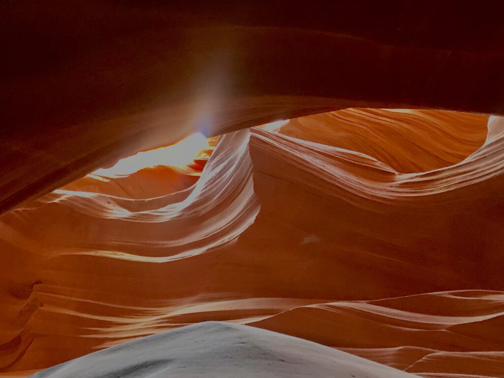 Antelope Canyon La luz natural se filtra en la serpenteante cámara del cañón, bañando las paredes y mostrando una variedad cromática de tonos ocres, anaranjados y en ocasiones púrpuras que no dejan indiferentes a ningún observador. 