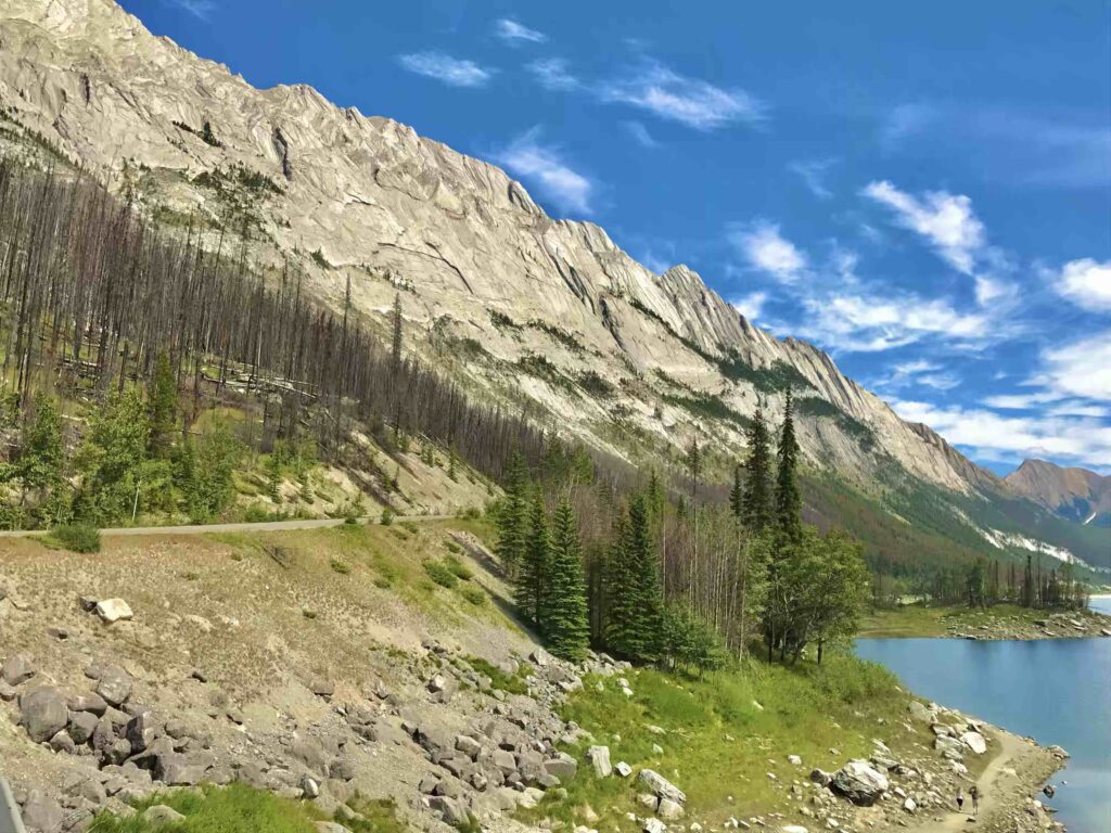 Maligne Road Valley rodeando Medicine Lake