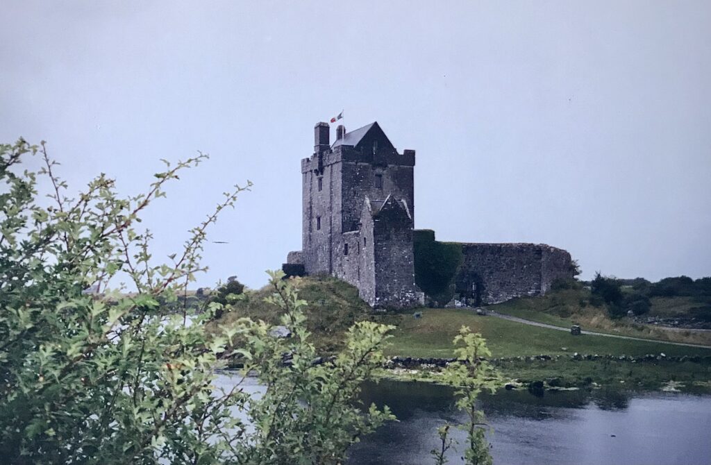 Castillo Dunguaire costa oeste irlandesa